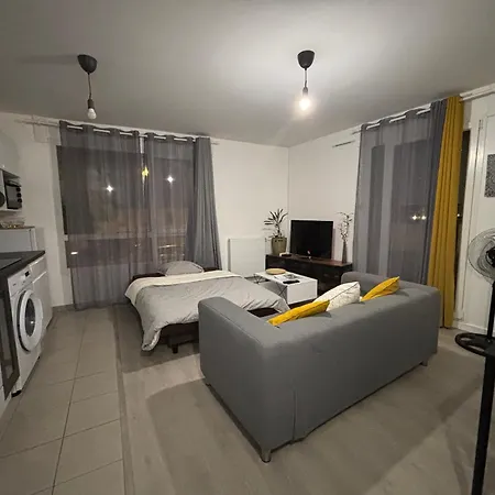 - Metro Leo Lagrange - 2 Pieces Avec Balcon *
