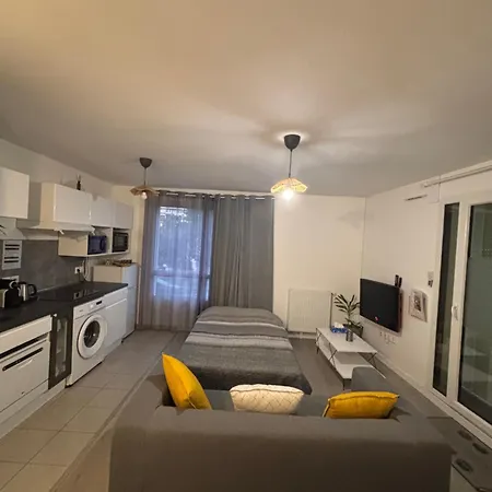 - Metro Leo Lagrange - 2 Pieces Avec Balcon *